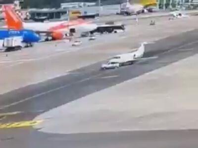 برخورد خودرو با یک هواپیما در فرودگاه میلان