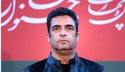  تصویر منوچهر هادی بر سر مزار زنده‌یاد اکبر عبدی