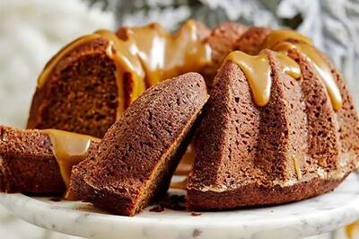  طرز تهیه کیک نسکافه کافی‌شاپی با سس خامه‌ای