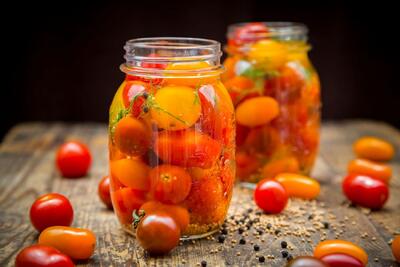 روشی آسان برای تهیه ی ترشی گوجه شور