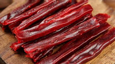 کالری و ارزش غذایی لواشک زغال اخته؛ آیا برای رژیم لاغری مناسب است؟