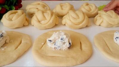 طرز تهیه نان پنیر خانگی مجلسی و پوک برای عصرانه و صبحانه