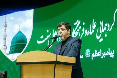تمسک به قرآن کریم و عترت مسیر حرکت صحیح امت اسلامی را ترسیم میکند
