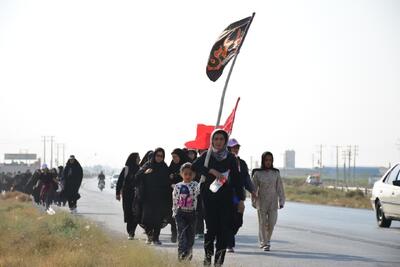 زائران پیاده؛ فرسخها راه به عشق زیارت امام رضا(ع)