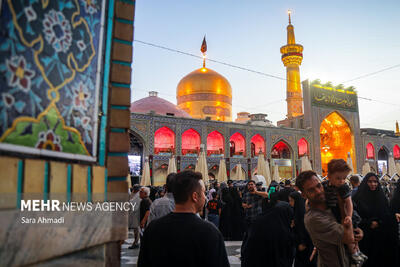  طنین نوای ماتم در حرم مطهر امام رضا(ع) در شب رحلت پیامبر اکرم(ص)