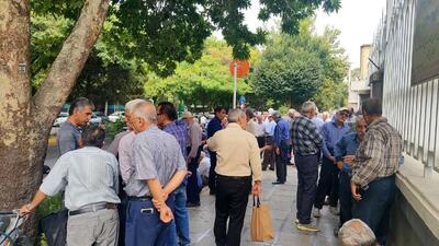  تداوم تجمع بازنشستگان فولاد مقابل استانداری