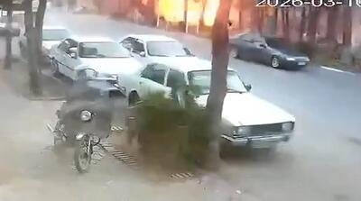  لحظه اصابت بمب‌های آمریکا به اداره پست آذرشهر