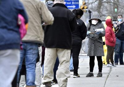  ببینید|صف طولانی دریافت کمک غذایی درنیویورک؛ مردم آمریکا در انتظار غذا - تسنیم