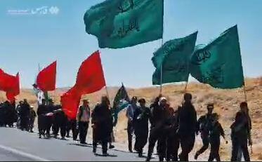 آرزوی جوانی که با ویلچر همراه زائران پیادۀ مشهد شده