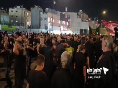  عزاداری و زنجیرزنی زائرن حرم رضوی در شب شهادت امام رضا(ع)