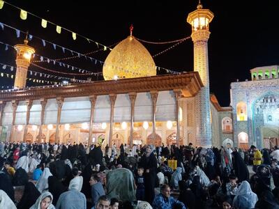  حال‌ و هوای حرم شاهچراغ(ع) در شب شهادت امام رضا(ع)