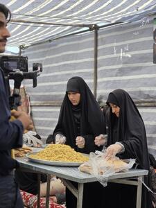 عکس/ پخش بیش از ۸ هزار ساندویج در بین زائران پیاده امام رضا (ع)