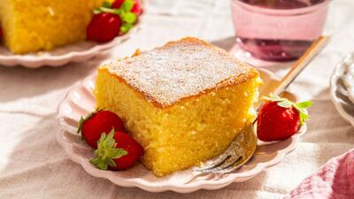 دستور تهیه کیک شنی؛ دسر لطیف و خوش عطر با شیرعسلی و نارگیل