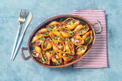طرز تهیه ماکارونی جامبو شلز با سس گوشت و گوجه