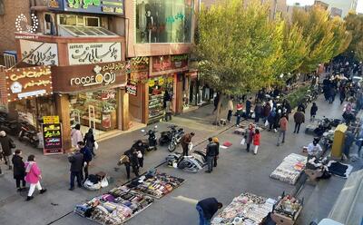  پیاده‌روها در قُرق دستفروش‌ها | علامت سؤال درباره ترکیب جمعیتی دستفروش‌های پایتخت | دنیا دستفروش را حذف نکرد، برایش قاعده نوشت