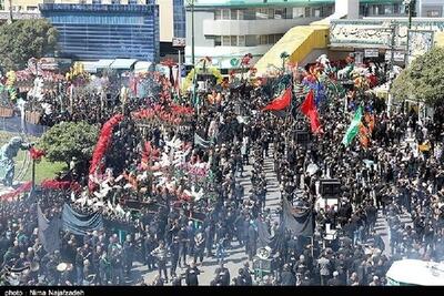  حرکت دسته عزاداری شهادت امام رضا (ع) به سمت بیت رهبر شهید