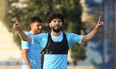 پیراهن رضاییان را در جشن استقلال از او میگیرند
