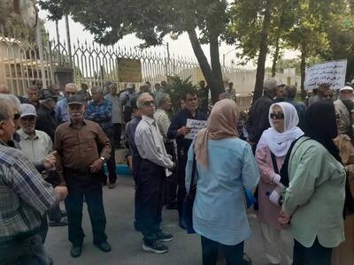  چهارمین روز اعتراض بازنشستگان فولاد مقابل استانداری