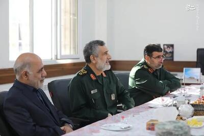 تصویری از سرلشکر عبداللهی در کنار دو فرمانده شهید
