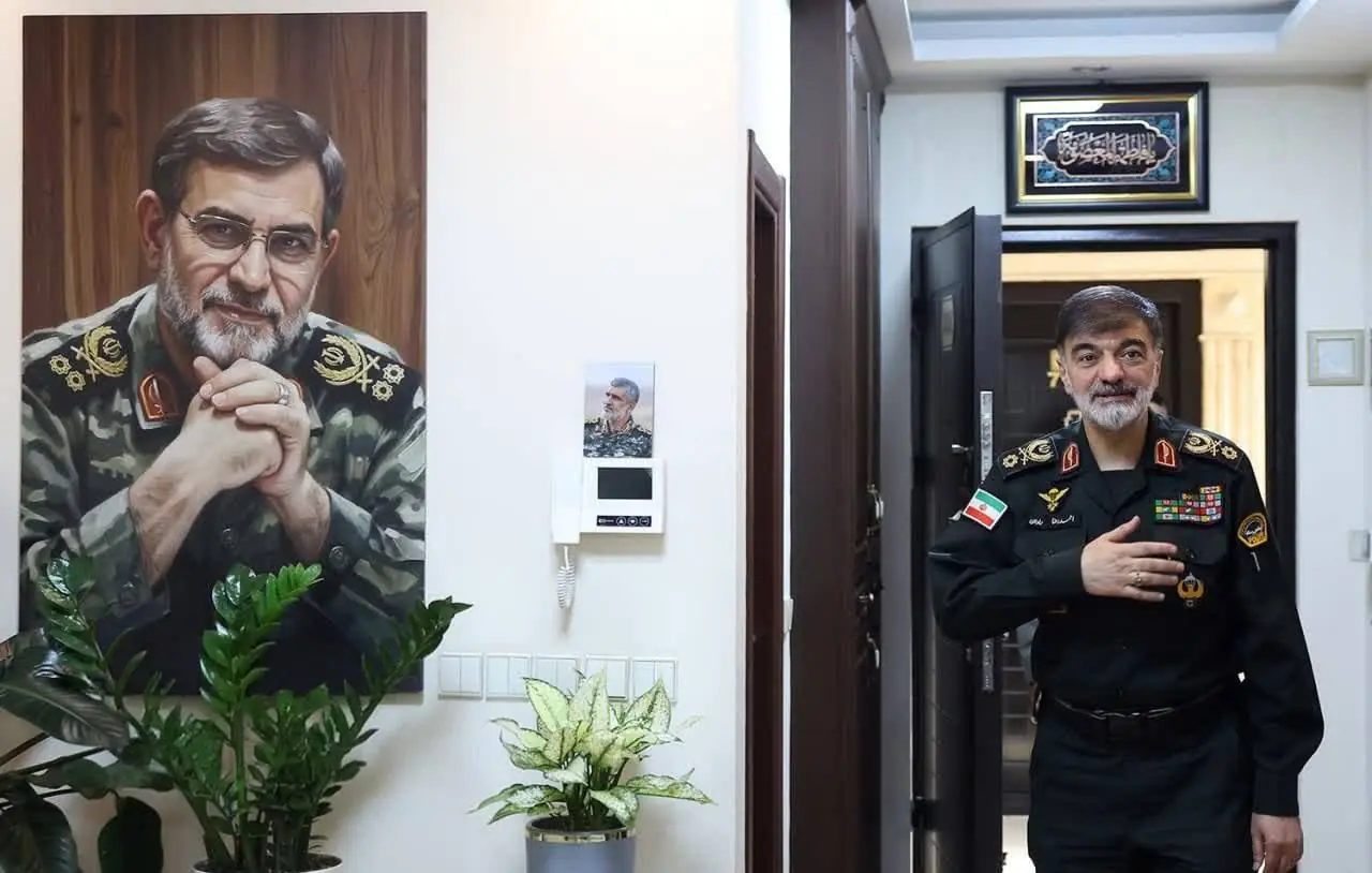 عکس/ دیدار سردار رادان و سردار کارگر با خانواده شهیدان شیرازی، تنگسیری و نائینی