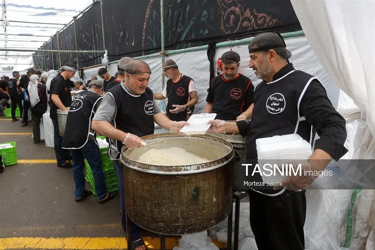  خدمت رسانی موکب خادمین امام رضا (ع) اصفهان به زائرین