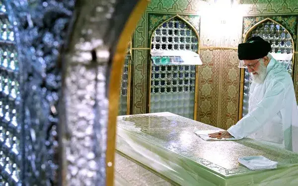  فیلمی از تعویض ضریح امام رضا(ع) با حضور رهبر انقلاب در سال ۱۳۷۹