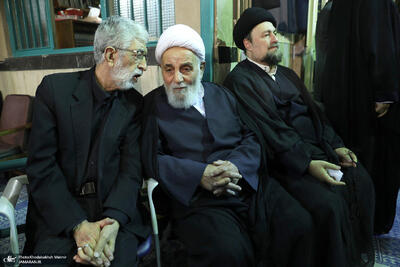 گپ و گفت ناطق نوری و حدادعادل در یک مراسم ختم/ روحانی معروف هم بود+ تصاویر