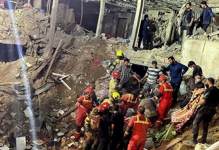  فروکش‌کردن کف انبار در بهارستان؛ ۴ نفر زنده از گودال خارج شدند