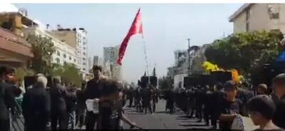  ببینید | عزاداری زائران و مجاوران در جوار بارگاه ملکوتی امام رضا(ع)