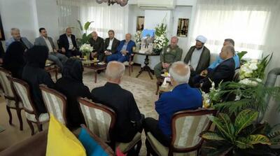  دیدار معاون وزیر آموزش و پرورش و رئیس کمیسیون آموزش با خانواده خلبان شهید کاظمی - مردم سالاری آنلاین