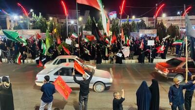تداوم حماسه پرچم داری کرمانیها در میدان آزادی