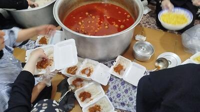  طبخ و توزیع ۱۵۰۰ پرس غذای نذری در آستان امامزادگان هفده‌تن گلپایگان