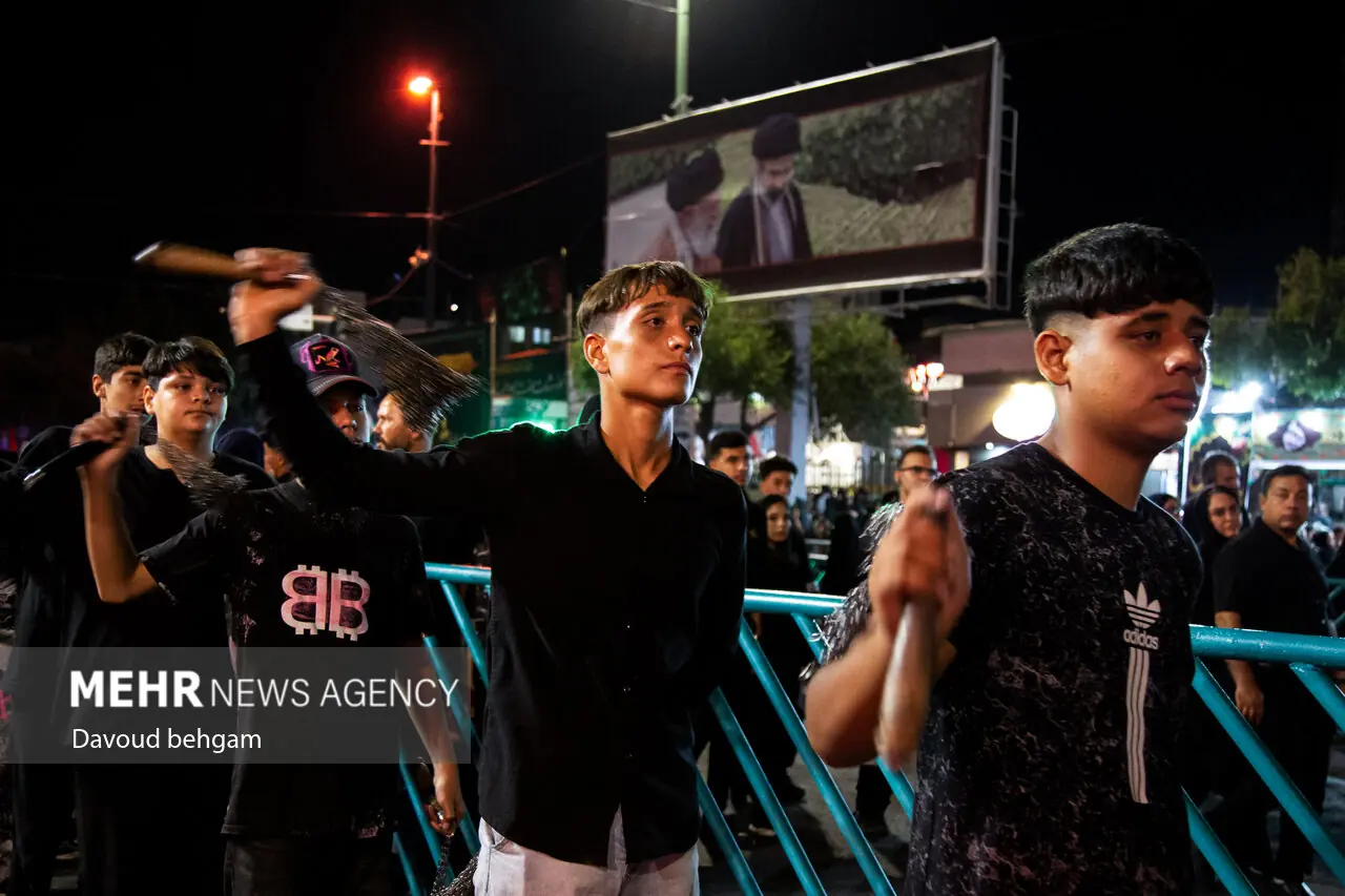 قدم های زائران کوچک در مسیر حرم رضوی