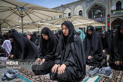 اقامه نماز ظهر در روز شهادت امام رضا(ع) در حرم مطهر رضوی - پارس فوتبال