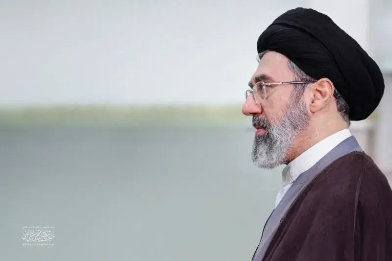  ماجرای توسل آیت الله سید مجتبی حسینی خامنه‌ای به امام رضا(ع) برای آزادی رهبر شهید انقلاب از زندان در دوران پهلوی