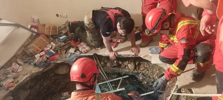 نجات ۴ نفر از فرو ریزش کف ساختمان در میدان بهارستان