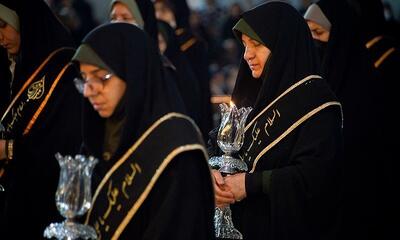  لاله‌گردانی خادمان شاهچراغ(ع) در شام غریبان امام رضا(ع) + تصاویر
