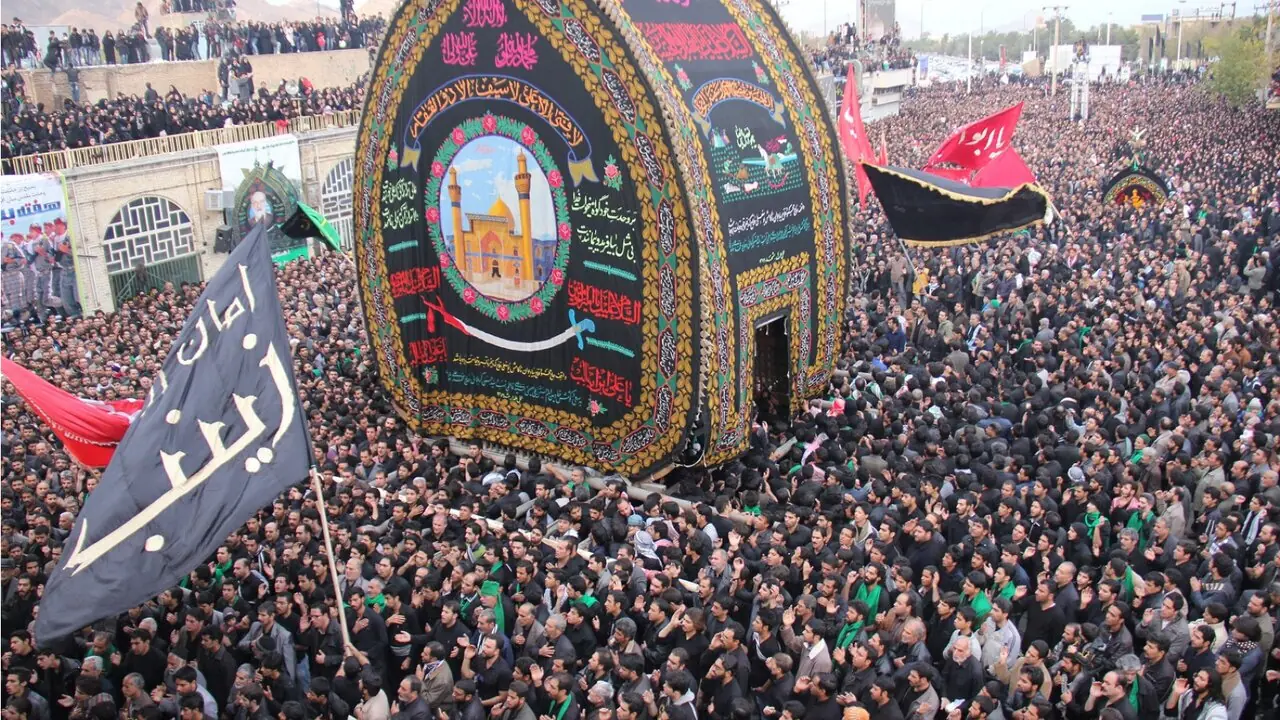  تجلی سنت‌های کهن در مهریز؛ نخل‌برداری و تعزیه در عصر روز پایانی ماه صفر