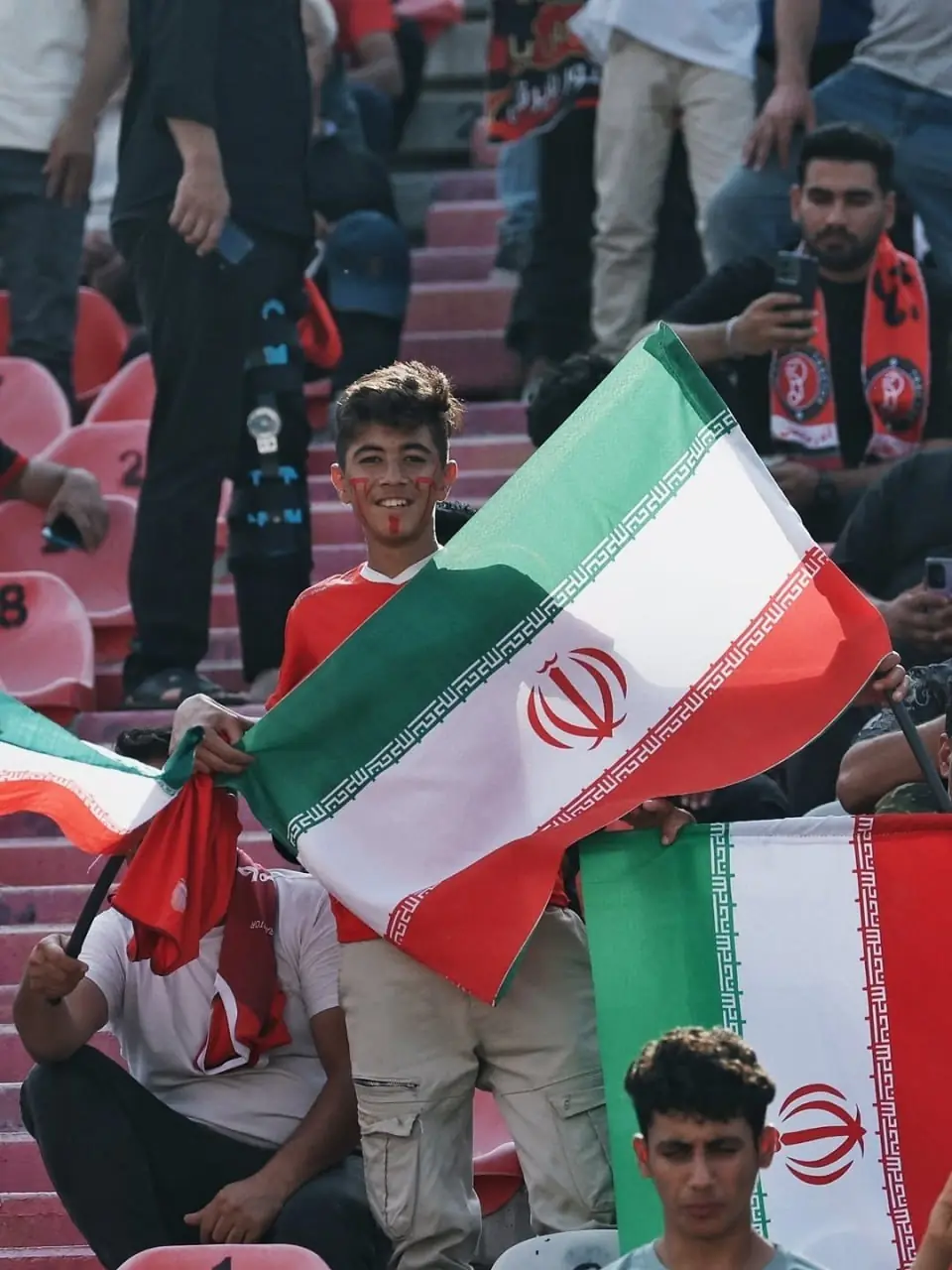  پرچم‌ ایران در دست هواداران تراکتور روی سکوهای ورزشگاه یادگار امام
