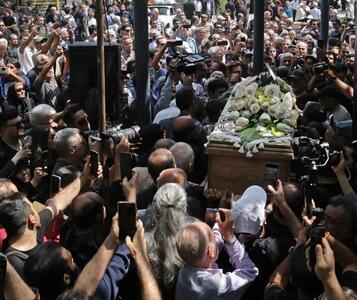 قاب ماندگاری که در مراسم خاکسپاری ایرج ثبت شد