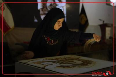 اثر جدید نقاشی با شن فاطمه عبادی از چهره شهید حاج قاسم سلیمانی