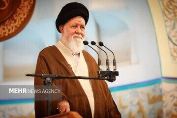  امام جمعه مشهد: دشمن می‌خواهد بی‌بندوباری را عادی کند/ برخی می‌گویند ما به دنبال زندگی راحتیم و باید انرژی هسته‌ای و تنگه هرمز را رها کنیم اما...
