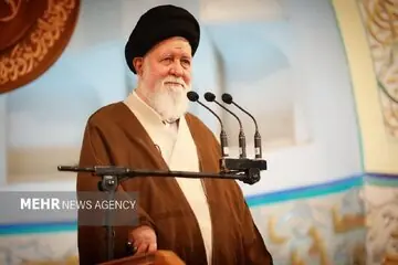 امام جمعه مشهد: دشمن میخواهد بیبندوباری را عادی کند/ برخی میگویند ما به دنبال زندگی راحتیم و باید انرژی هستهای و تنگه هرمز را رها کنیم اما...