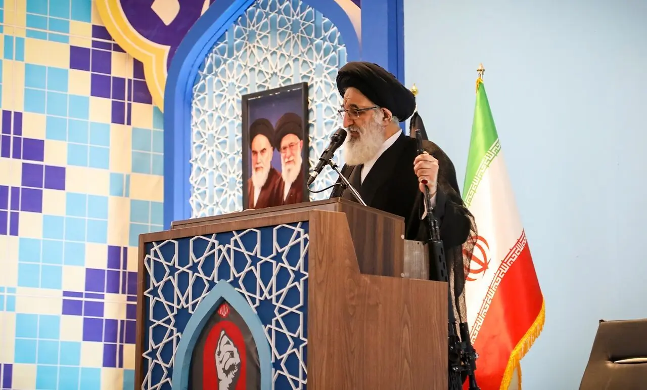 امام جمعه کرج:رئیسجمهور ملعون و مفلوک آمریکا بدانددست انتقام الهی بهزودی برای فرستادن او به جهنم نمایان می شود/ اقدامات جریانی که می گوید با آمریکا توافق کنیم، جاهلانه و خائنانه است/ درباره کنوانسیون دریای خزر باید مراقب باشیم تا بحرین دیگری درست نشود