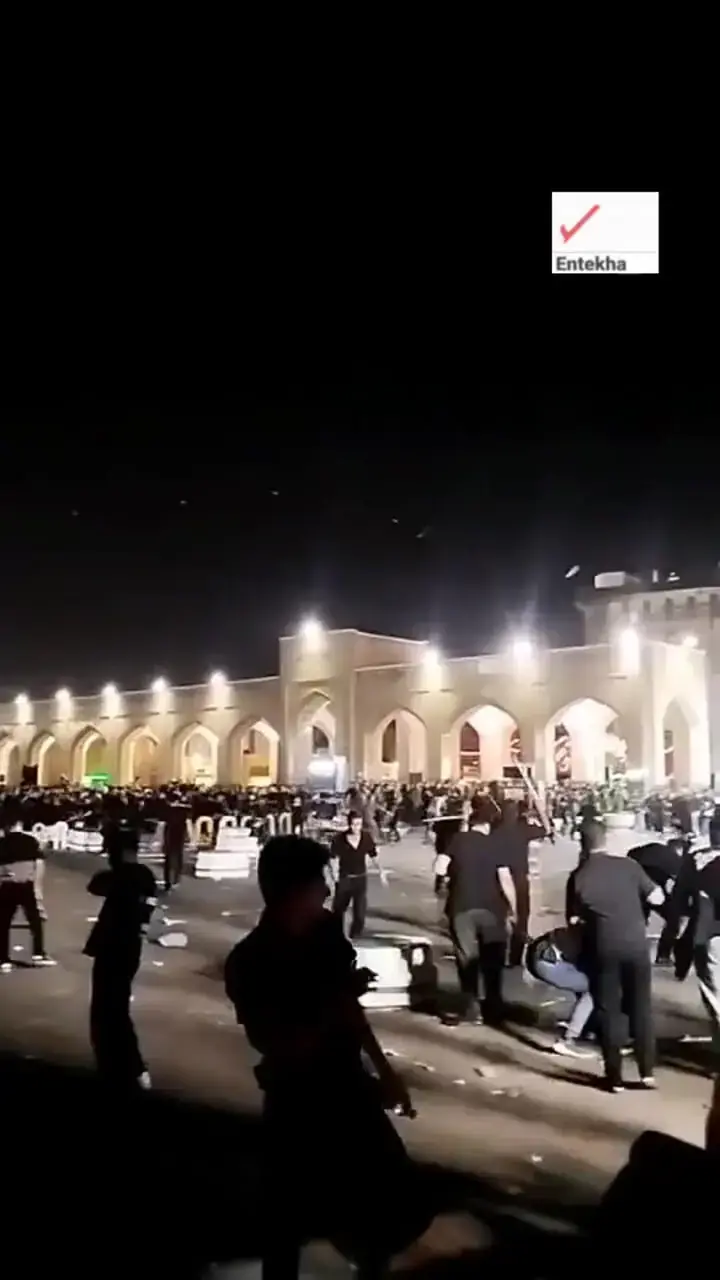 ببینید| درگیری شدید و عجیب دو هیئت عزاداری در مشهد؛ دوطرف چوبها را به طرف هم پرتاب کردند