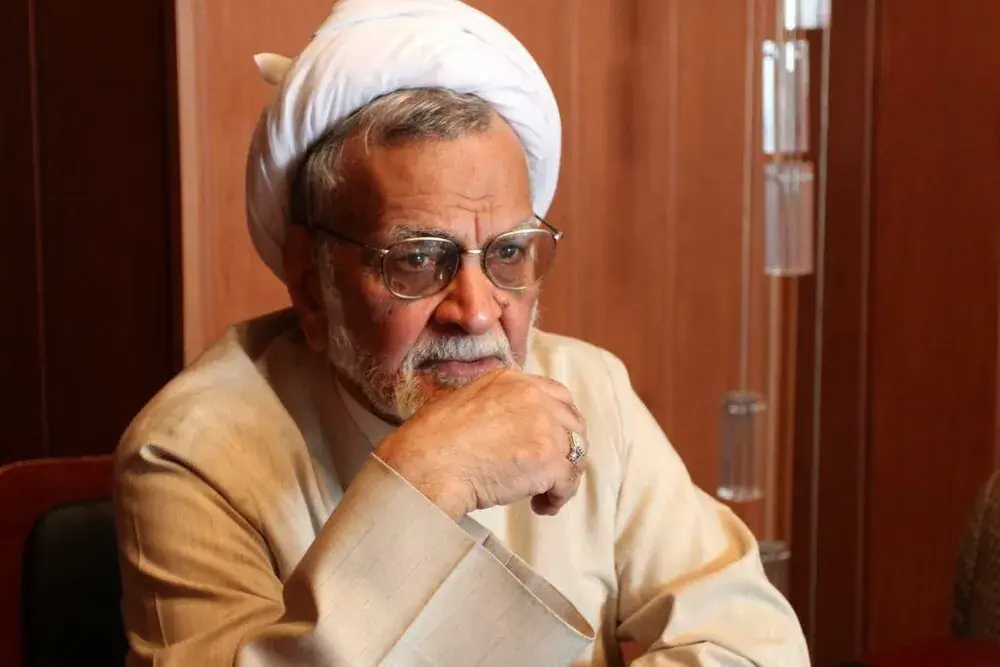 ویدیو / شعر محمدجواد حجتی کرمانی برای رهبر شهید در جلسهای با حضور سید محمد خاتمی و موسوی خوئینی