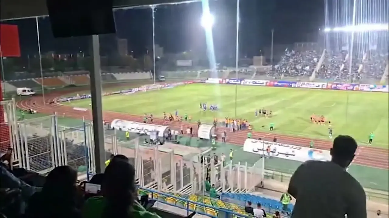  قطع برق در ورزشگاه نصیری یزد پیش از دیدار سپاهان و چادرملو + ویدئو