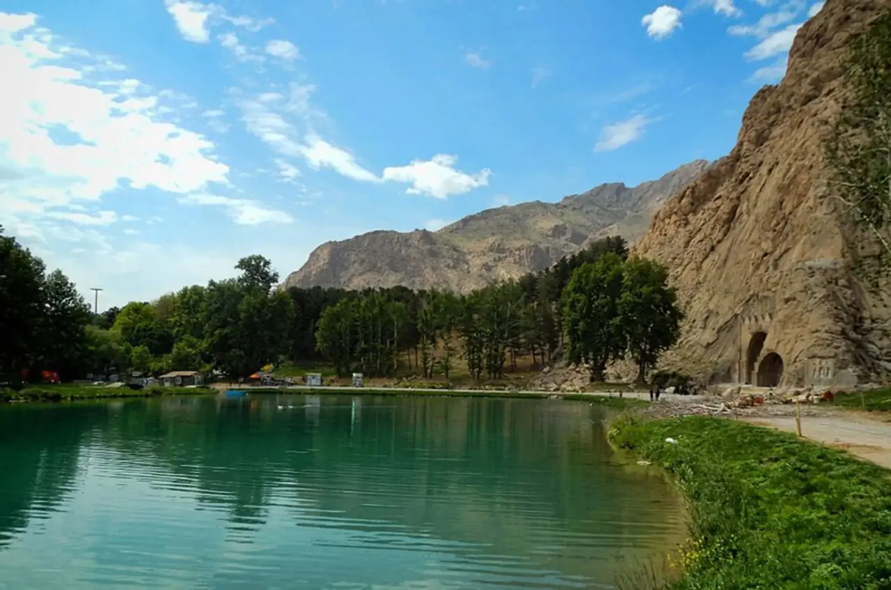  طاق بستان کرمانشاه؛ تاریخ، نقش‌برجسته‌ها و راهنمای بازدید