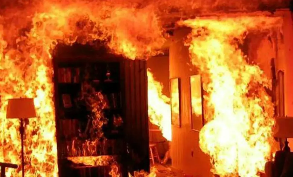 6 مصدوم دستاورد حادثه آتشسوزی یک منزل مسکونی در شهر یزد / 4 نفر از ساکنان و 2 آتشنشان مصدوم شدند