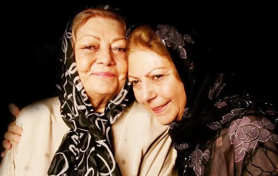 ثریا قاسمی بر سر مزار مادرش حمیده خیرآبادی/ ثریا قاسمی: مامان! نبودت هر روز بیشتر حس میشود +عکس